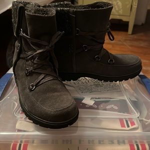 BareTraps suede cold weather lace up bootie with knit ankle detail; size 8